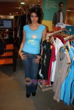 Gul Panag at Mother Earth_s tie up with Shop for Change in Soba Central on 7th Jan 2010 (9).JPG