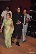 Amitabh Bachchan, Jaya Bachchan at the Red Carpet of Apsara Awards in Chitrakot Grounds on 8th Jan 2009 (58).JPG