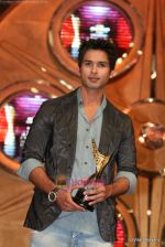 Shahid Kapoor at the Red Carpet of Apsara Awards in Chitrakot Grounds on 8th Jan 2010 (7).JPG