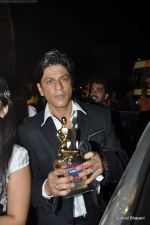 Shahrukh Khan at Star Screen Awards red carpet on 9th Jan 2010 (2).JPG