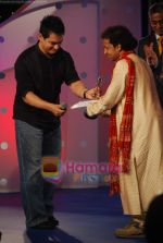Aamir Khan at IBN7 Super Idols to honor achievers with disability in Taj Land_s End on 19th Jan 2010 (11).JPG