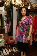 Amisha Khanna showcase her new collection at Cypress in Khar on 20th Jan 2010 (10).JPG