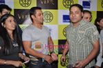 Salman Khan at Gold�s Gym and Veer Strength Challenge in Mumbai on 21st Jan 2010 (22).JPG