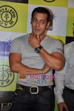 Salman Khan at Gold_s Gym and Veer Strength Challenge in Mumbai on 21st Jan 2010-1 (18).JPG