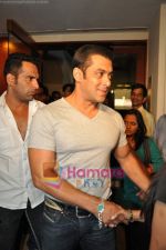 Salman Khan at Gold_s Gym and Veer Strength Challenge in Mumbai on 21st Jan 2010-1 (3).JPG