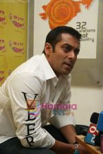 Salman Khan at Radio Mirchi studio in Parel on 21st Jan 2010 (10).JPG