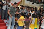Salman Khan dances with Kids at Veer Ka Darbar in Inorbit, Mumbai on 22nd Jan 2010 (36).JPG