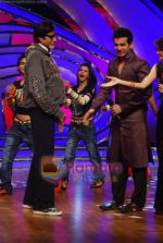 Amitabh Bachchan, Jay Bhanushali on the sets of Dance India Dance on 25th Jan 2010 (17).JPG