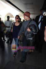 Aamir Khan and Kiran Rao arrive at Mumbai airport for father Tahir Hussain_s funeral on 3rd Feb 2010 (8).JPG