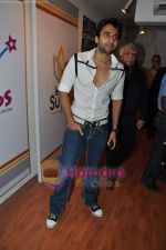 Jacky Bhagnani at Baz Lahrman and artist Vincent Fantauzzo Classic Tour in Hotel le Sutra on 2nd Jan 2010 (99).JPG