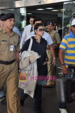 Kajol arrive back in Mumbai Airport on 6th Feb 2010 (6).JPG