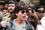 Shahrukh Khan arrive back in Mumbai Airport on 6th Feb 2010 (10).JPG