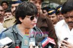 Shahrukh Khan arrive back in Mumbai Airport on 6th Feb 2010 (14).JPG