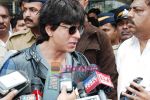 Shahrukh Khan arrive back in Mumbai Airport on 6th Feb 2010 (15).JPG