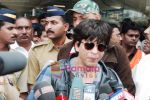 Shahrukh Khan arrive back in Mumbai Airport on 6th Feb 2010 (17).JPG