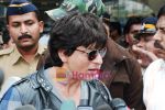 Shahrukh Khan arrive back in Mumbai Airport on 6th Feb 2010 (18).JPG