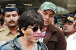 Shahrukh Khan arrive back in Mumbai Airport on 6th Feb 2010 (19).JPG