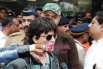 Shahrukh Khan arrive back in Mumbai Airport on 6th Feb 2010 (21).JPG