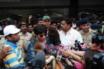 Shahrukh Khan arrive back in Mumbai Airport on 6th Feb 2010 (22).JPG