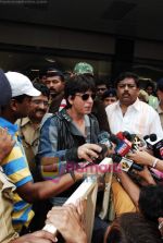 Shahrukh Khan arrive back in Mumbai Airport on 6th Feb 2010 (24).JPG