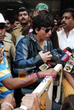 Shahrukh Khan arrive back in Mumbai Airport on 6th Feb 2010 (26).JPG