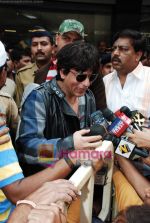 Shahrukh Khan arrive back in Mumbai Airport on 6th Feb 2010 (27).JPG