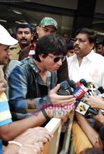 Shahrukh Khan arrive back in Mumbai Airport on 6th Feb 2010 (28).JPG