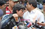 Shahrukh Khan arrive back in Mumbai Airport on 6th Feb 2010 (3).JPG