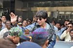 Shahrukh Khan arrive back in Mumbai Airport on 6th Feb 2010 (5).JPG