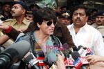 Shahrukh Khan arrive back in Mumbai Airport on 6th Feb 2010 (6).JPG