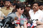 Shahrukh Khan arrive back in Mumbai Airport on 6th Feb 2010 (7).JPG