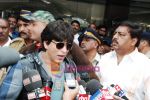 Shahrukh Khan arrive back in Mumbai Airport on 6th Feb 2010 (8).JPG