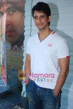 Sharman Joshi at Riyaz Ganji store to promote Toh Baat Pakki in Juhu on 12th Feb 2010 (7).JPG