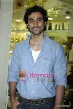 Kunal Kapoor at Tresorie store launch in Oberoi Mall on 17th Feb 2010 (9).JPG