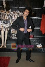 Hanif Hilal at the launch of Sisley_s Spring Summer Collection in Palladium, Mumbai on 23rd Feb 2010 (12).JPG
