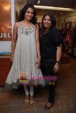 Tejaswini with Payal Singhal at the preview of LFW 2010 collection at FUEL, Mumbai on 26th Feb 2010.JPG