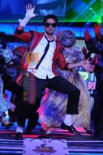 Shahid Kapoor_s tribute to micheal jackson at 55th Idea Filmfare Awards in Mumbai on 4th March 2010 (2).JPG