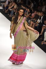 Model walks the ramp for Manish Malhotra Show at LIFW Day 2 in Grand Hyatt, Mumbai on 6th March 2010 (30).JPG