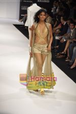Model walks the ramp for Manish Malhotra Show at LIFW Day 2 in Grand Hyatt, Mumbai on 6th March 2010 (51).JPG
