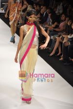 Model walks the ramp for Manish Malhotra Show at LIFW Day 2 in Grand Hyatt, Mumbai on 6th March 2010 (67).JPG