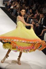 Model walks the ramp for Manish Malhotra Show at LIFW Day 2 in Grand Hyatt, Mumbai on 6th March 2010 (75).JPG