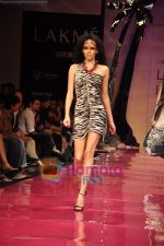 Model walks the ramp for Malani Ramani Show at LIFW 2010 Day 3 in Grand Hyatt, Mumbai on 6th March 2010 (47).JPG