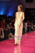 Model walks the ramp for Malani Ramani Show at LIFW 2010 Day 3 in Grand Hyatt, Mumbai on 6th March 2010 (59).JPG