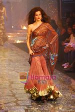 Model walks the ramp for Suneet Verma Show at LIFW 2010 Day 5 in Grand Hyatt, Mumbai on 9th March 2010 (34).JPG