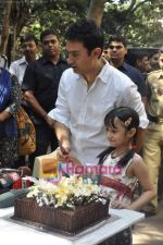 Aamir Khan celebrates 45th birthday with media at his Home in Mumbai on 14th March 2010 (13).JPG
