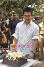Aamir Khan celebrates 45th birthday with media at his Home in Mumbai on 14th March 2010 (18).JPG