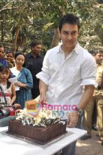 Aamir Khan celebrates 45th birthday with media at his Home in Mumbai on 14th March 2010 (22).JPG