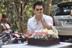 Aamir Khan celebrates 45th birthday with media at his Home in Mumbai on 14th March 2010 (29).JPG