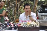 Aamir Khan celebrates 45th birthday with media at his Home in Mumbai on 14th March 2010 (30).JPG