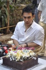 Aamir Khan celebrates 45th birthday with media at his Home in Mumbai on 14th March 2010 (36).JPG